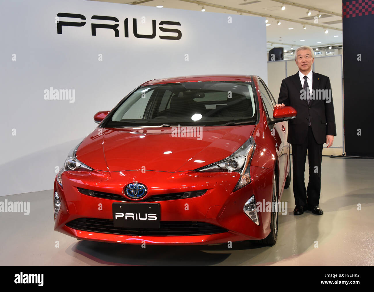 Tokyo, Japon. 9Th Mar, 2015. Vice-Presiden Mitsuhisa Kato de Toyota Motor Corp. présente la toute nouvelle Prius 2016 à Tokyo le mercredi 9 décembre 2015. Doté d'un nouveau design élégant, la quatrième génération de voiture hybride est de 2,4 pouces de plus, de 0,6 pouces plus large et 0,8 pouces de moins que le modèle qu'il remplace et crée beaucoup mieux la dynamique de conduite. Credit : AFLO Co.,Ltd/Alamy Live News Banque D'Images