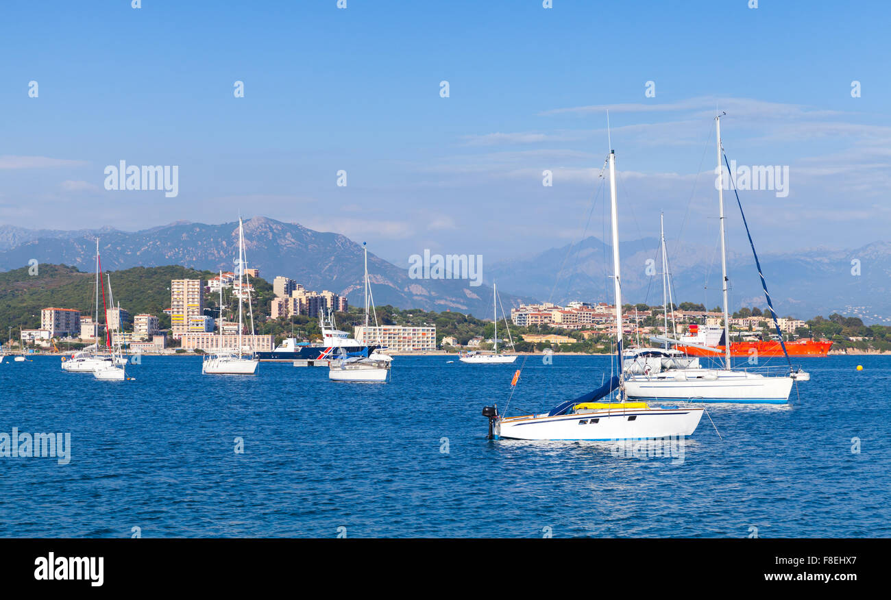 Yachts et bateaux de plaisance amarrés dans la baie d'Ajaccio, Corse, France Banque D'Images