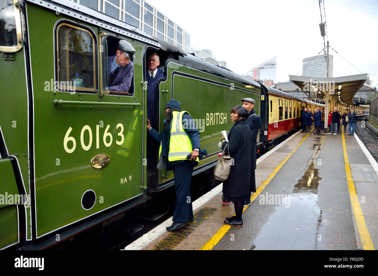 Londres, Angleterre, Royaume-Uni. La gare de Victoria : l'Orient Express tiré par la locomotive à vapeur 'Tornado' sur la plate-forme d'attente 2 Banque D'Images