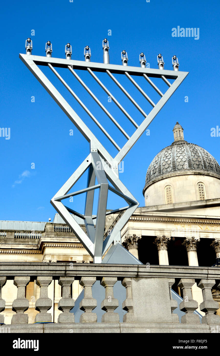 Londres, Angleterre, Royaume-Uni. Grande Menorah à Trafalgar Square pour 'Hanoucca 2015 - Galerie Nationale derrière Banque D'Images