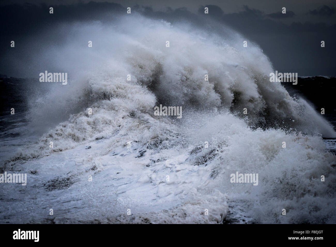 Tempête de la mer comme Desmond batters la côte de Porthcawl, dans le sud du Pays de Galles. Banque D'Images