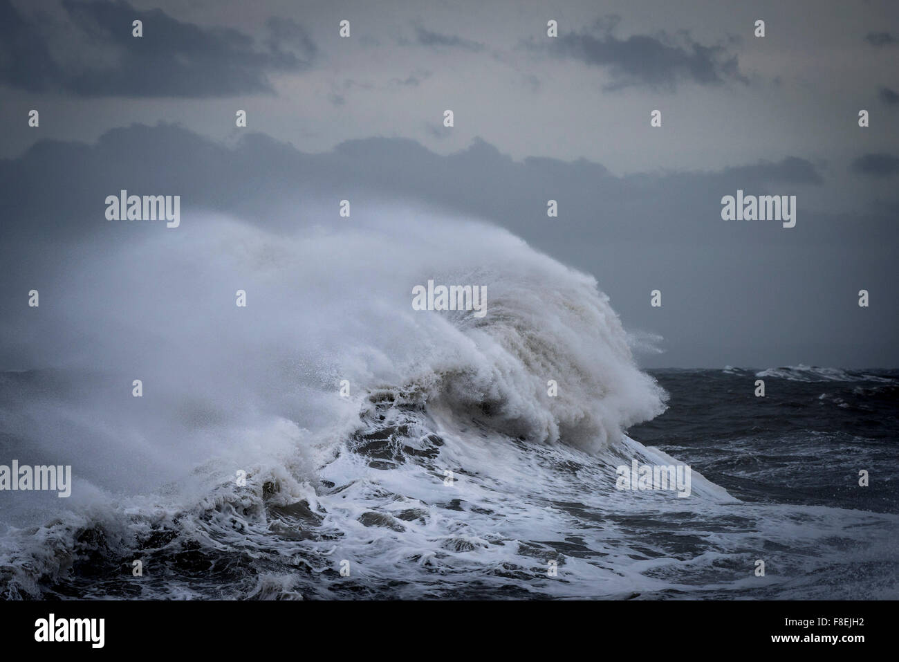 Mer sauvage comme tempête Desmond sur la côte de Porthcawl dans le sud du pays de Galles. Banque D'Images