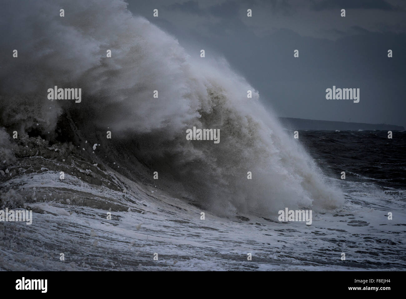 Tempête de la mer comme Desmond batters la côte de Porthcawl, dans le sud du Pays de Galles. Banque D'Images