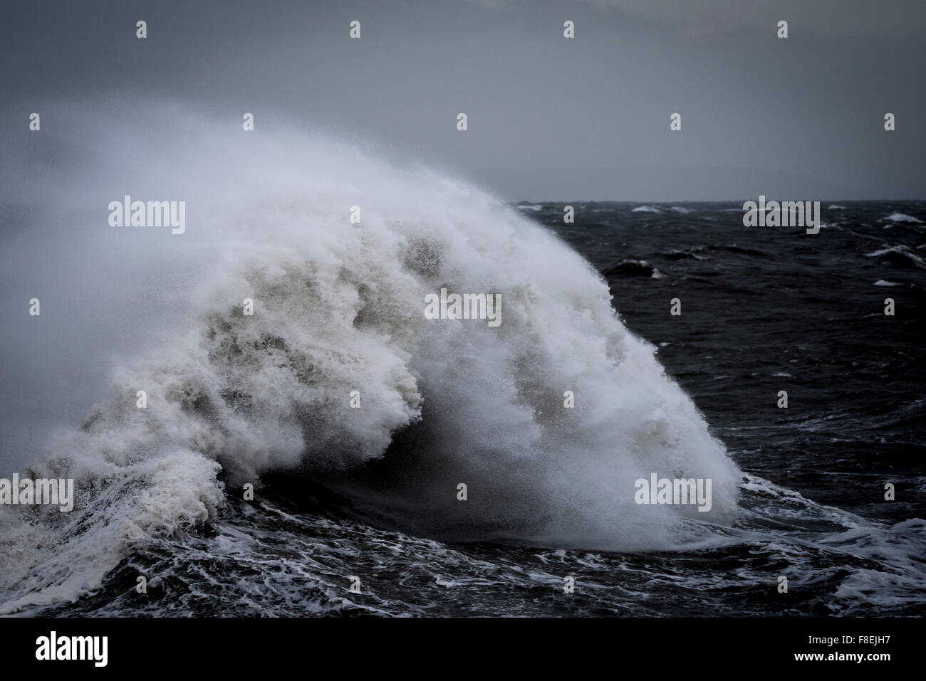 Tempête de la mer comme Desmond batters la côte de Porthcawl, dans le sud du Pays de Galles. Banque D'Images