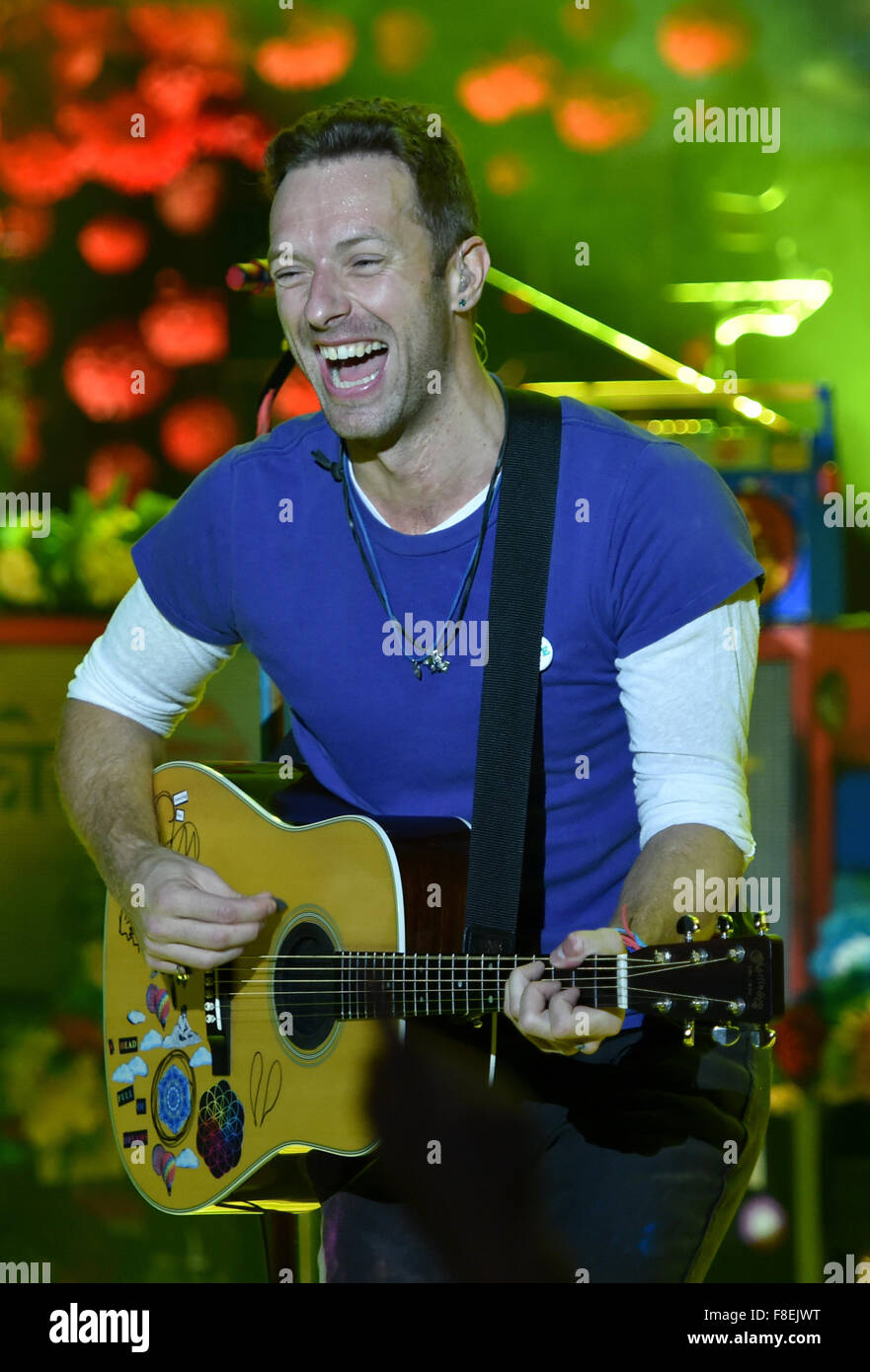 Chanteur Chris Martin du groupe anglais 'Coldplay' effectue lors d'un concert à l'Captiol à Offenbach, Allemagne, 08 décembre 2015. Ils présentent leur nouvel album 'une tête pleine de rêves' au cours de l'événement Concerts Rue Telekom. Photo : ARNE DEDERT/dpa Banque D'Images