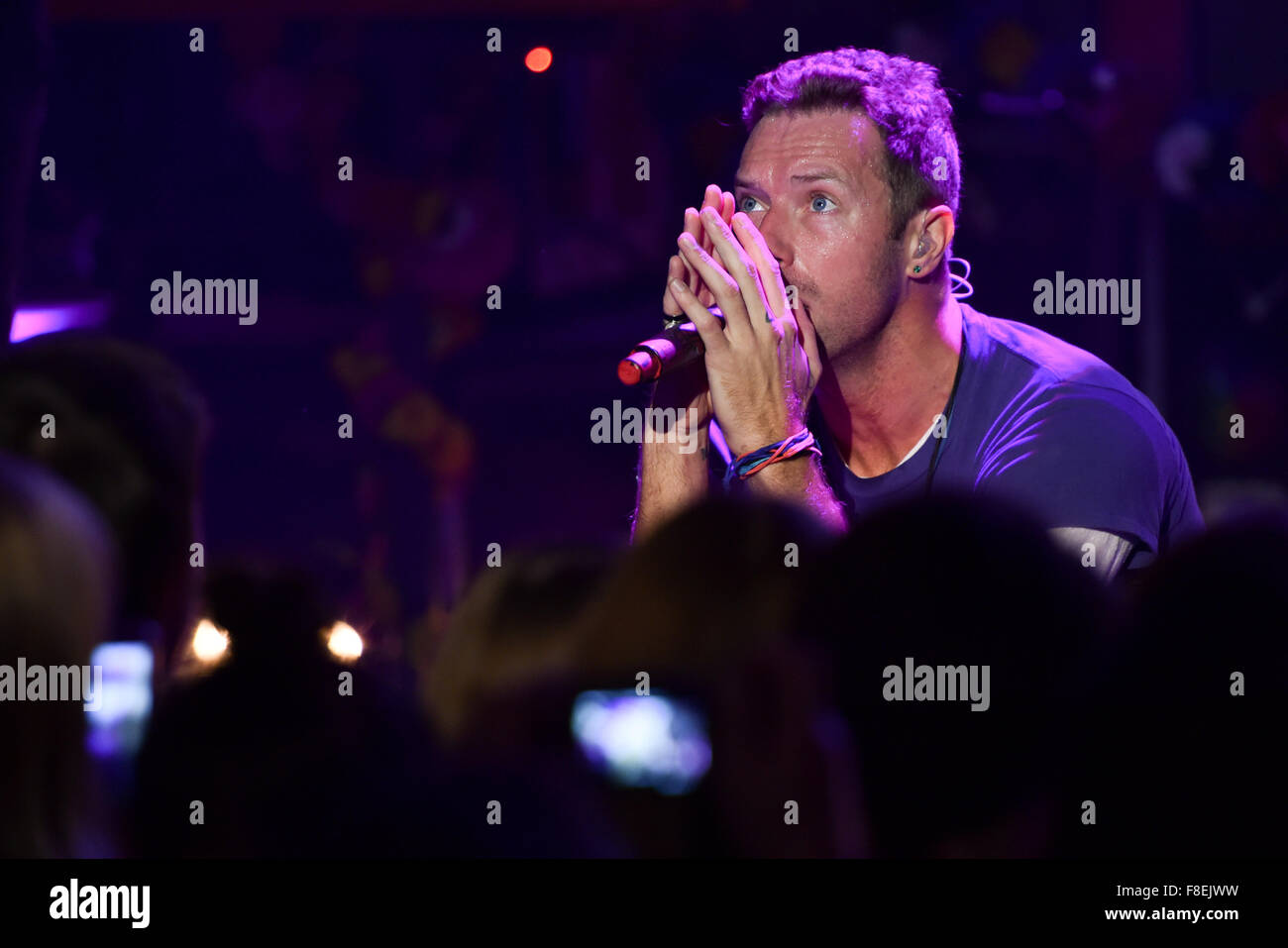 Chanteur Chris Martin du groupe anglais 'Coldplay' effectue lors d'un concert à l'Captiol à Offenbach, Allemagne, 08 décembre 2015. Ils présentent leur nouvel album 'une tête pleine de rêves' au cours de l'événement Concerts Rue Telekom. Photo : ARNE DEDERT/dpa Banque D'Images