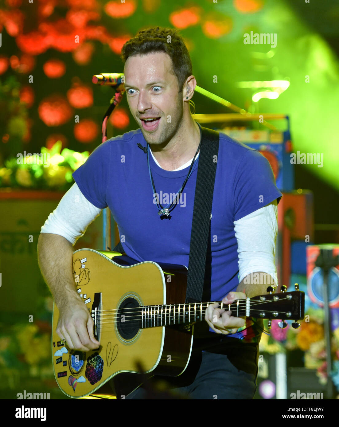 Chanteur Chris Martin du groupe anglais 'Coldplay' effectue lors d'un concert à l'Captiol à Offenbach, Allemagne, 08 décembre 2015. Ils présentent leur nouvel album 'une tête pleine de rêves' au cours de l'événement Concerts Rue Telekom. Photo : ARNE DEDERT/dpa Banque D'Images