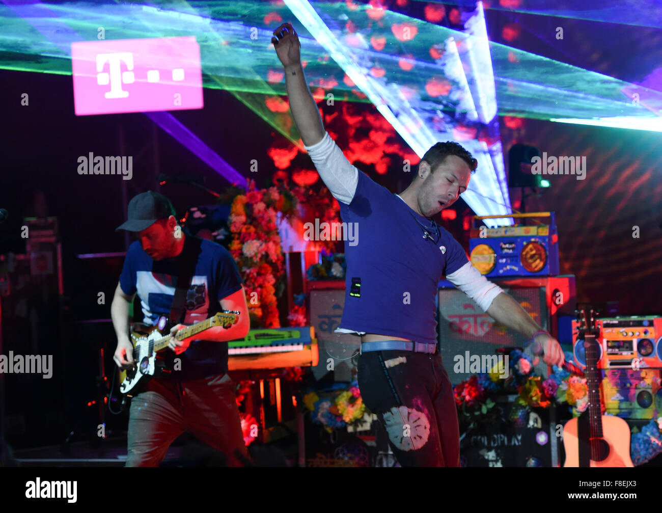 Chanteur Chris Martin (R) de la bande 'Coldplay' effectue lors d'un concert à l'Captiol à Offenbach, Allemagne, 08 décembre 2015. Ils présentent leur nouvel album 'une tête pleine de rêves' au cours de l'événement Concerts Rue Telekom. Photo : ARNE DEDERT/dpa Banque D'Images