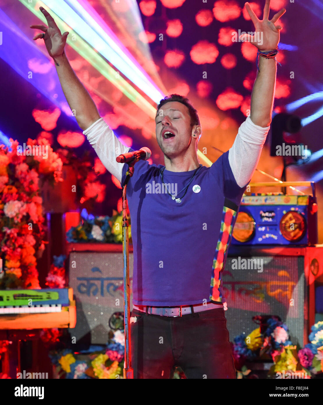 Chanteur Chris Martin du groupe anglais 'Coldplay' effectue lors d'un concert à l'Captiol à Offenbach, Allemagne, 08 décembre 2015. Ils présentent leur nouvel album 'une tête pleine de rêves' au cours de l'événement Concerts Rue Telekom. Photo : ARNE DEDERT/dpa Banque D'Images