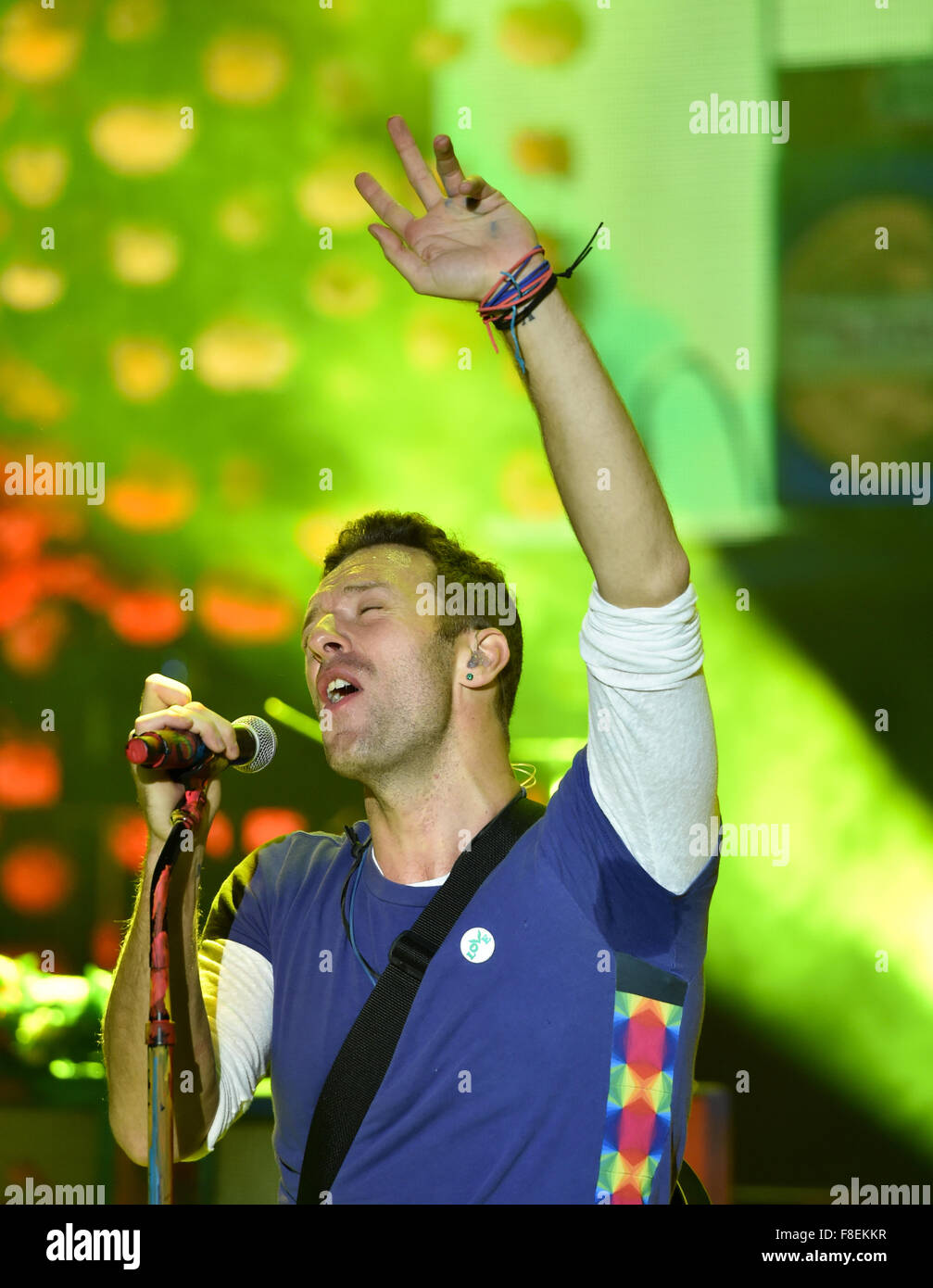 Chanteur Chris Martin du groupe anglais 'Coldplay' effectue lors d'un concert à l'Captiol à Offenbach, Allemagne, 08 décembre 2015. Ils présentent leur nouvel album 'une tête pleine de rêves' au cours de l'événement Concerts Rue Telekom. Photo : ARNE DEDERT/dpa Banque D'Images