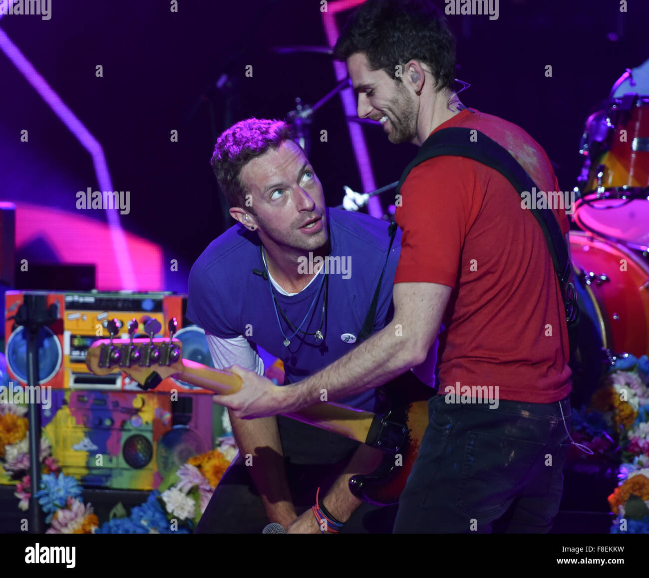 Chanteur Chris Martin (L) et "assister Guy le Berrymanof Français bande 'Coldplay' effectuer lors d'un concert à l'Captiol à Offenbach, Allemagne, 08 décembre 2015. Ils présentent leur nouvel album 'une tête pleine de rêves' au cours de l'événement Concerts Rue Telekom. Photo : ARNE DEDERT/dpa Banque D'Images