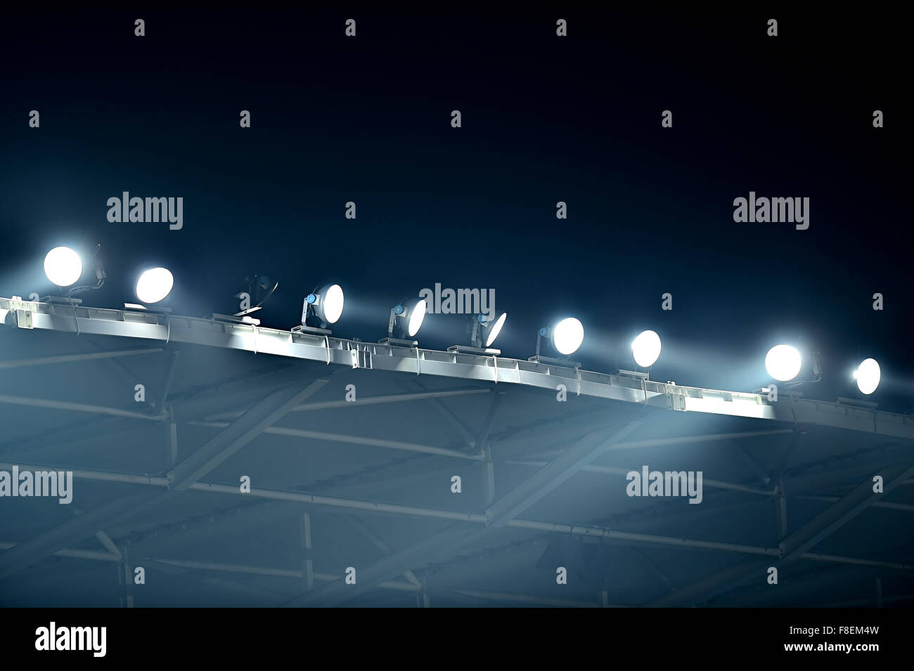 Scène de nuit tourné avec projecteurs arena sport vu à travers le brouillard Banque D'Images