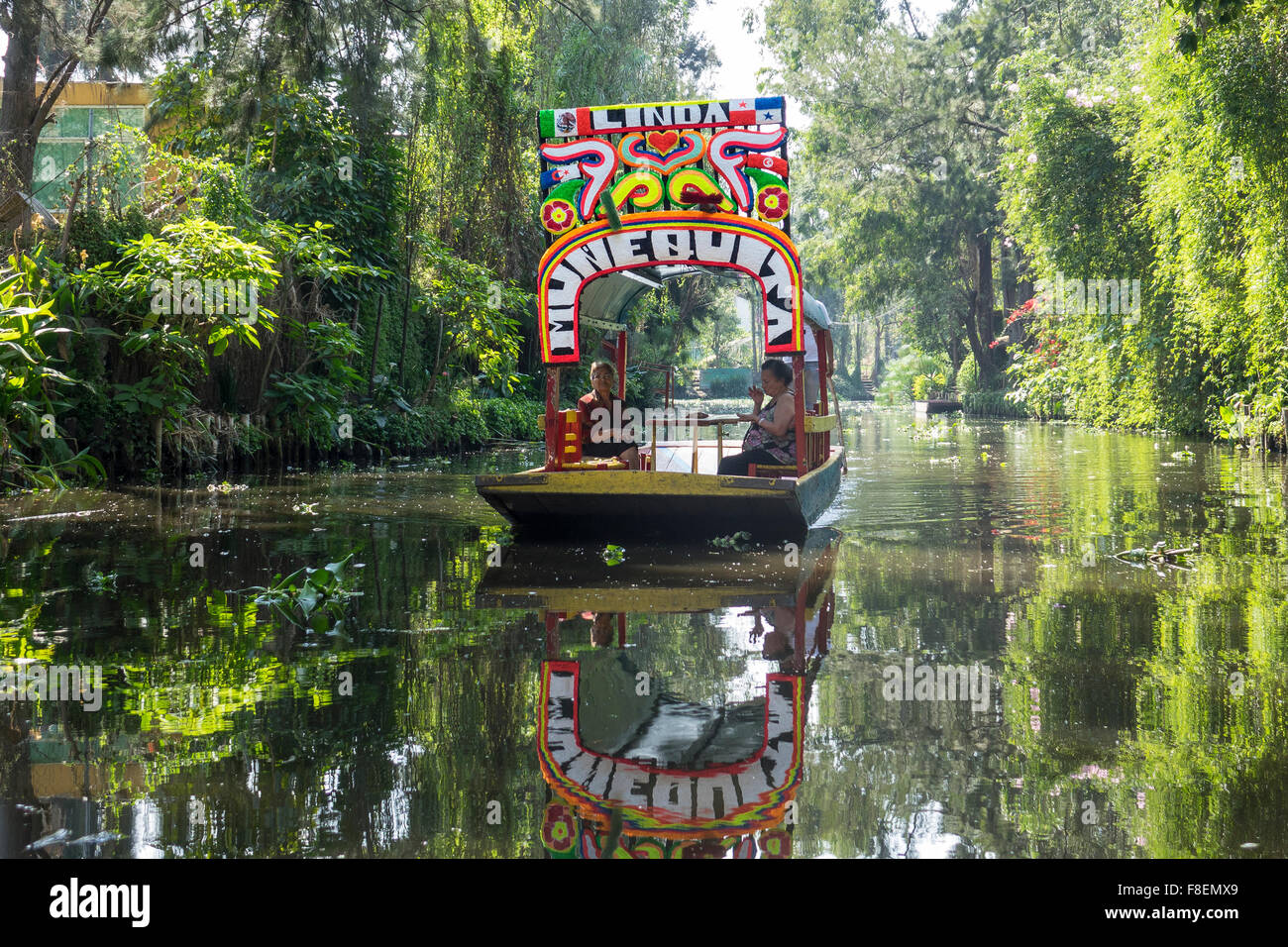 Le Mexique. La ville de Mexico. Xochimilco. Voile sur canal Banque D'Images Le Mexique. La ville de Mexico. Xochimilco. Voile sur canal Banque D'Images