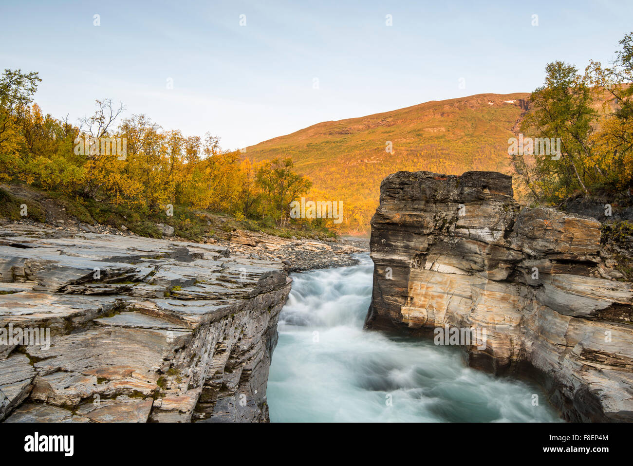 Abisko Canyon en automne, Abiskojåkka, Abisko National Park, Lapland, Sweden Banque D'Images