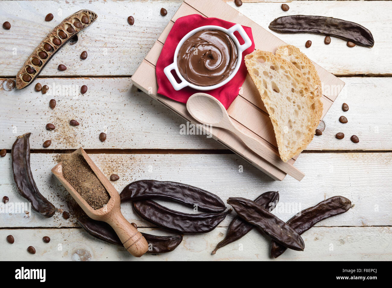 Composizione di crema al cioccolato di carruba Banque D'Images