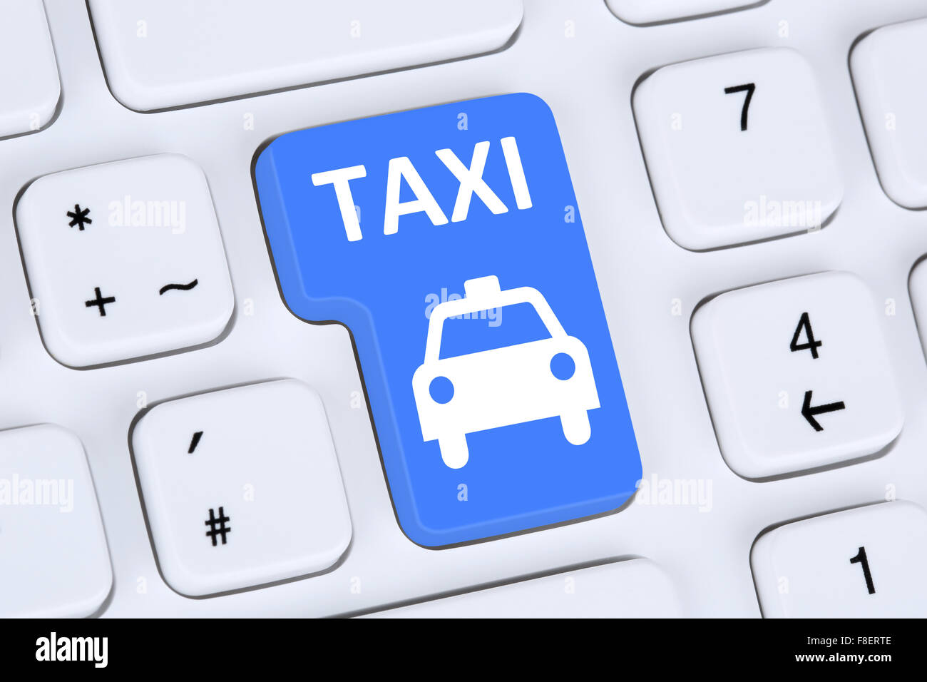 Réservez un taxi en ligne cab ou réservation internet computer concept Banque D'Images