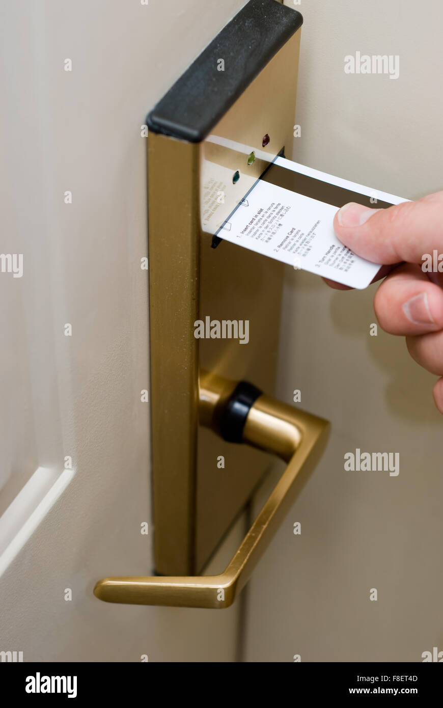 Chambre d'hôtel serrure de sécurité électronique de la porte avec sa main  l'insertion d'une carte clé pour déverrouiller la porte Photo Stock - Alamy