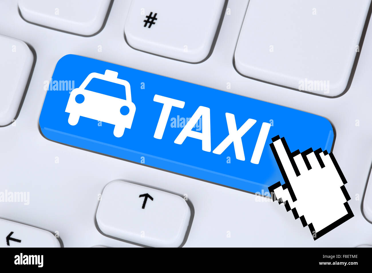 Réservez un taxi en ligne cab ou réservation internet computer concept transports Banque D'Images