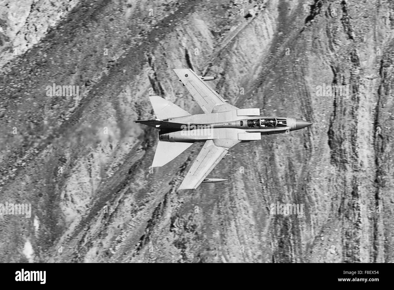 Royal Air Force Tornado Gr4 Jet de combat volant à faible niveau par le biais d'une vallée du désert. Banque D'Images