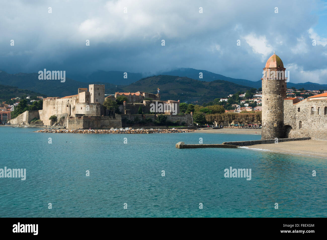 Vue de Collioure, Roussillon, sud de la France, avec une tempête dans les montagnes Banque D'Images