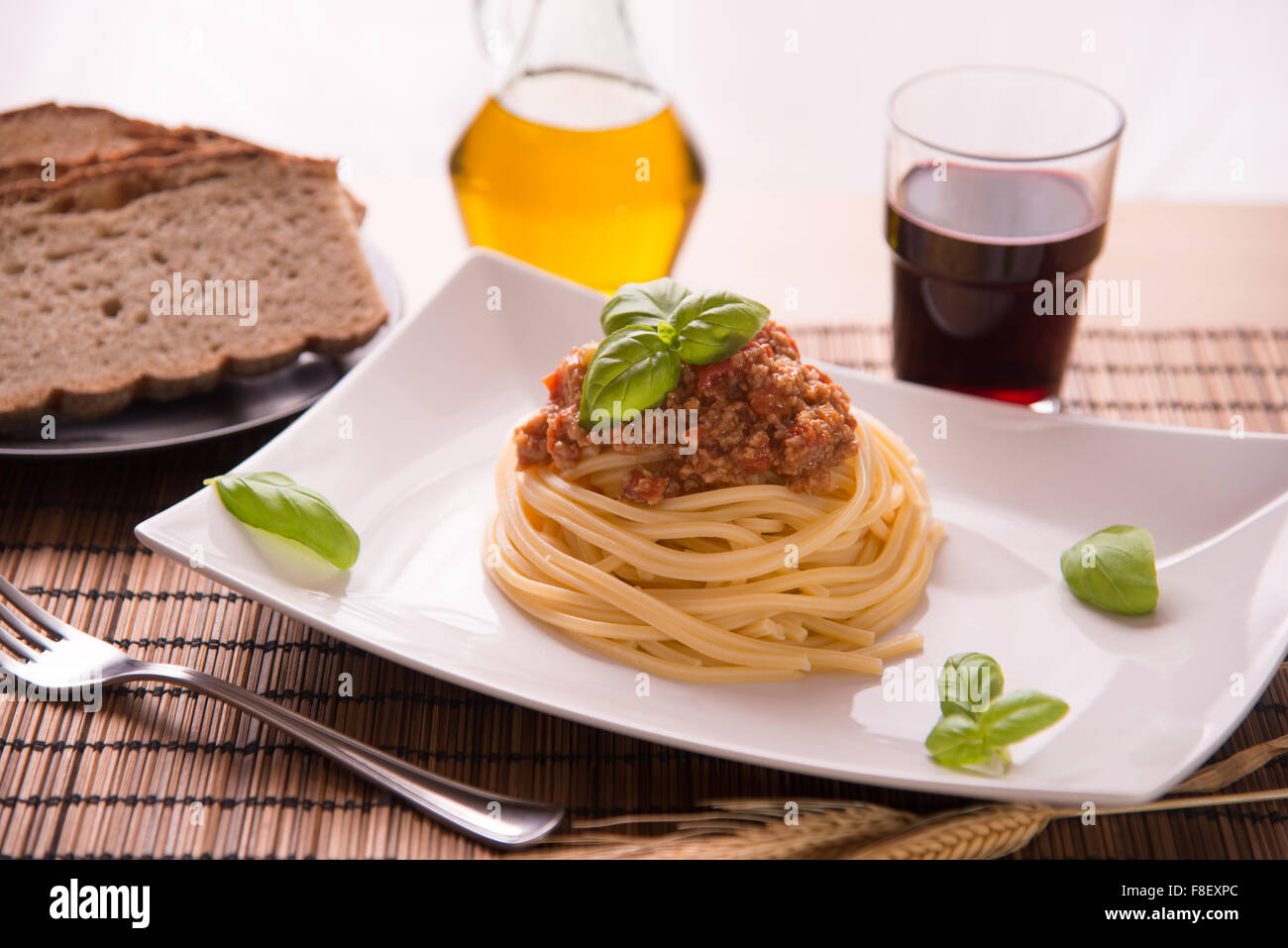 Spaghetti bolognaise italienne habillée avec sauce végétalienne Banque D'Images