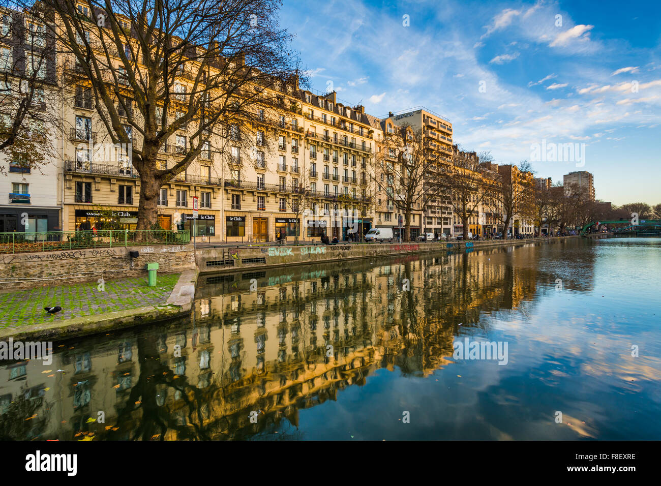 Ses bâtiments reflétant au Canal Saint-Martin, à Paris, France. Banque D'Images