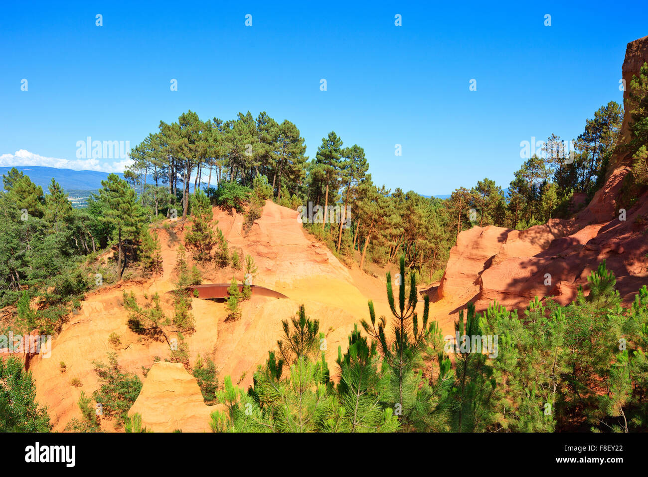 Les ocres du Roussillon, ochrers rock formation rouge sentier. Parc Naturel Régional du Luberon, Provence Cote Azur, France Banque D'Images