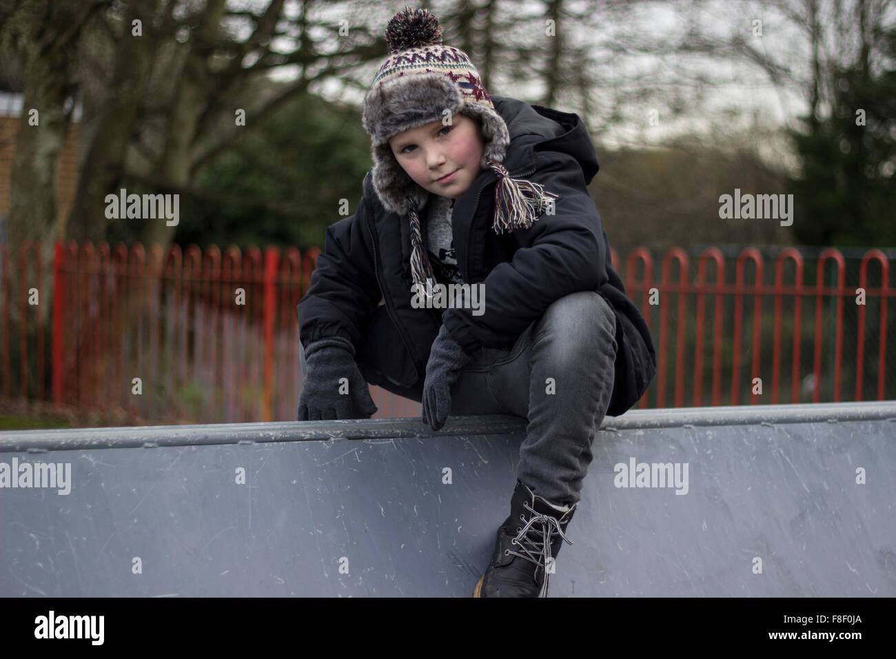 Royaume-uni, Pays de Galles ; 8 décembre 2015. Jeune garçon pose pour l'adapter à la mode des étudiants. Banque D'Images