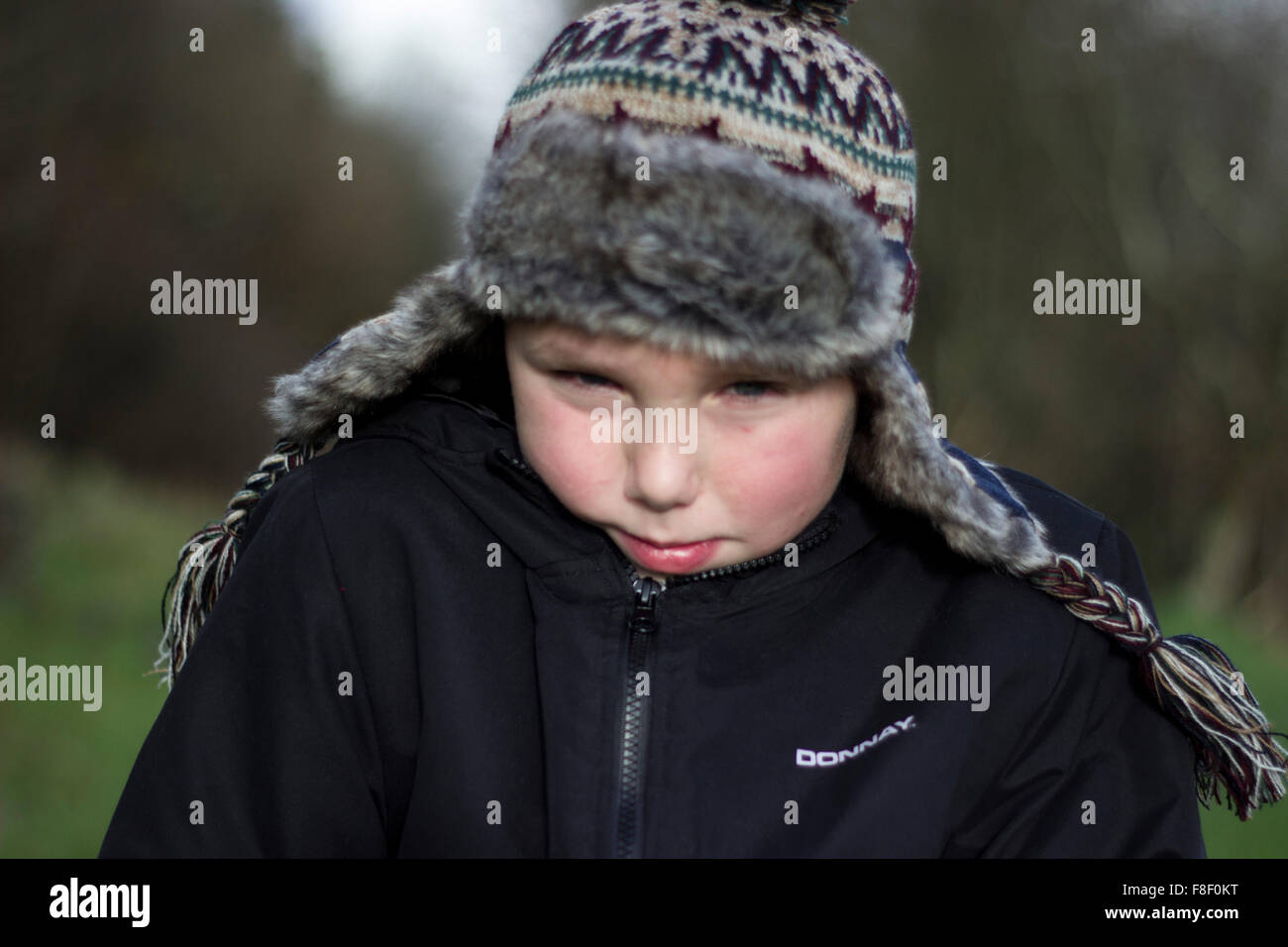 Royaume-uni, Pays de Galles ; 8 décembre 2015. Jeune garçon pose pour l'adapter à la mode des étudiants. Banque D'Images