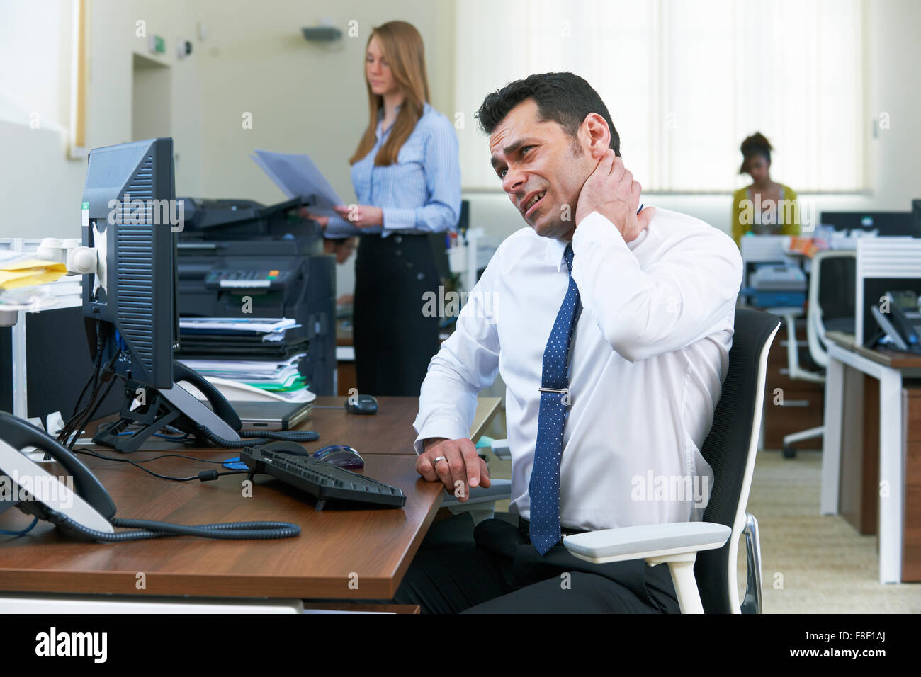 Man souffrant de douleur au cou Banque D'Images