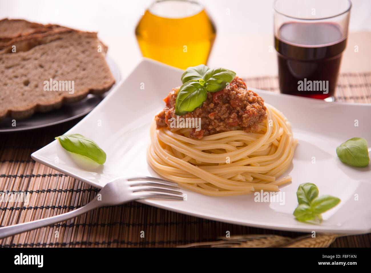 Spaghetti bolognaise italienne habillée avec sauce végétalienne Banque D'Images