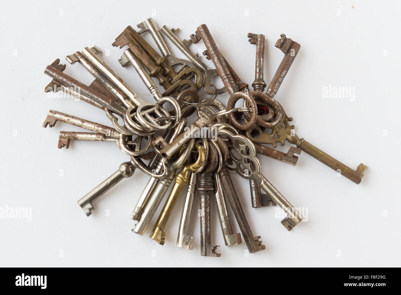 Bande d'anciennes clés / porte-clés isolé sur fond blanc Banque D'Images