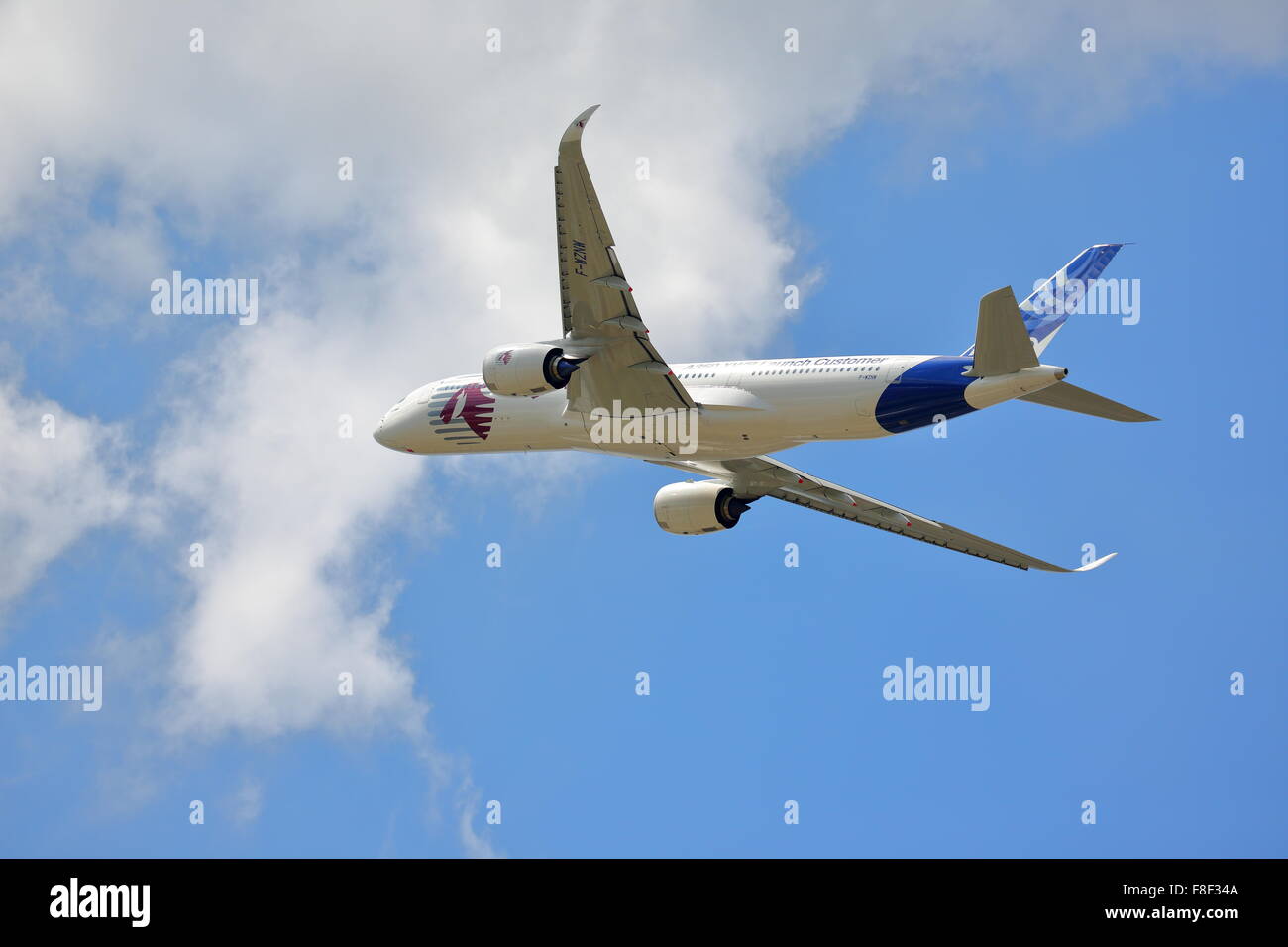 Un Airbus A350 montrant son agilité au Farnborough Air Show 2014 Banque D'Images