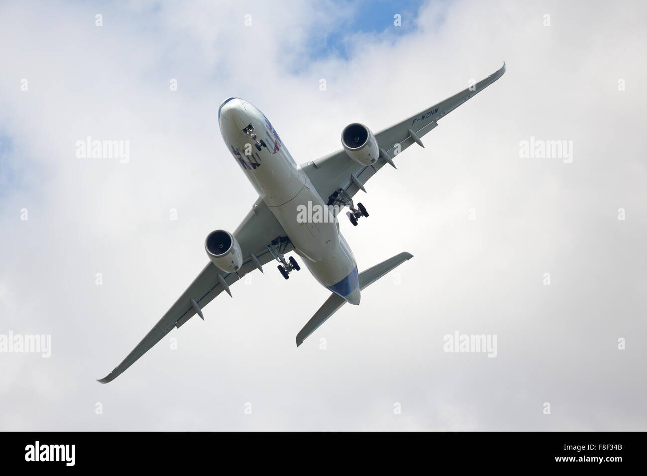 Un Airbus A350 montrant son agilité au Farnborough Air Show 2014 Banque D'Images