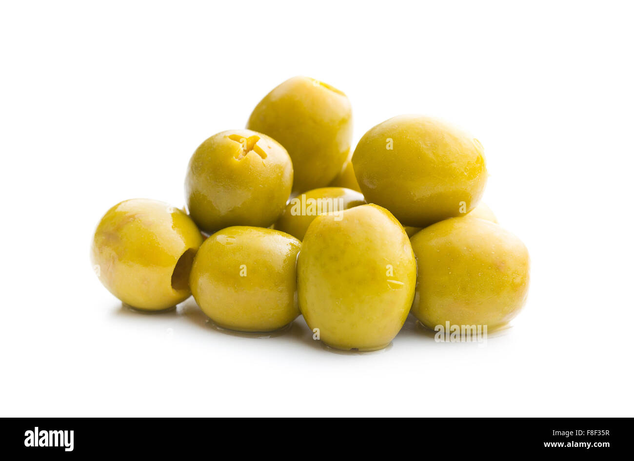 Olives vertes dénoyautées sur fond blanc Banque D'Images