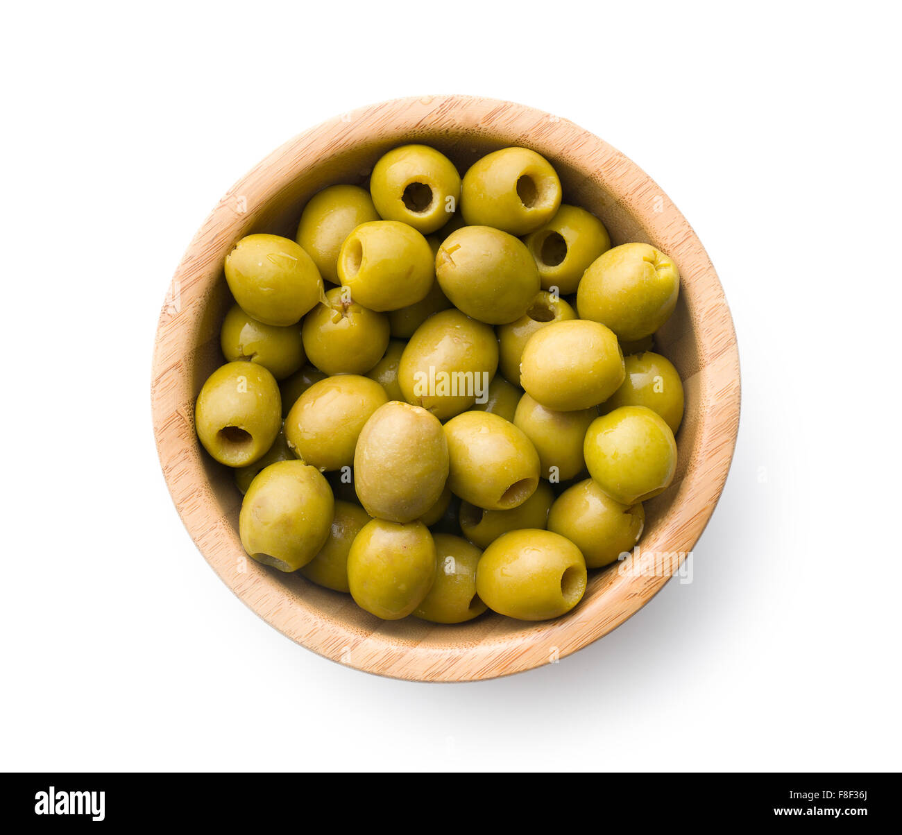 Olives vertes dénoyautées dans un bol sur fond blanc Banque D'Images