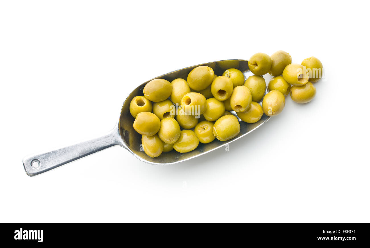 Olives vertes dénoyautées dans scoop sur fond blanc Banque D'Images