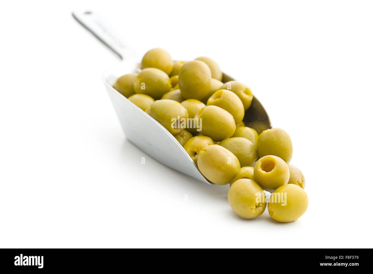 Olives vertes dénoyautées dans scoop sur fond blanc Banque D'Images