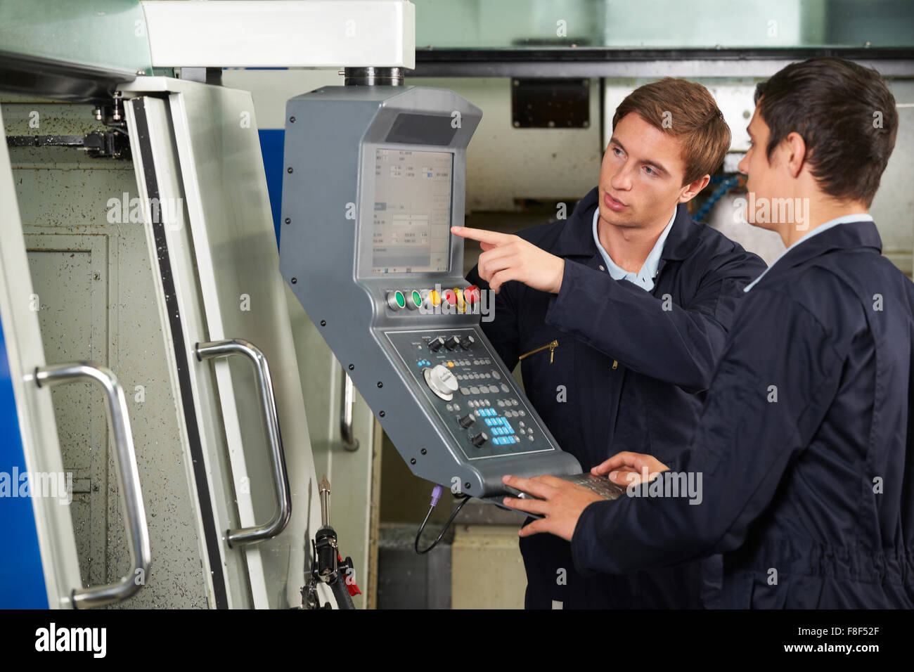 Stagiaire ingénieur de formation sur l'utilisation de l'outil de découpe informatisé Banque D'Images