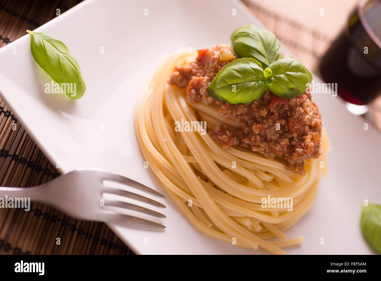 Spaghetti bolognaise italienne habillée avec sauce végétalienne Banque D'Images