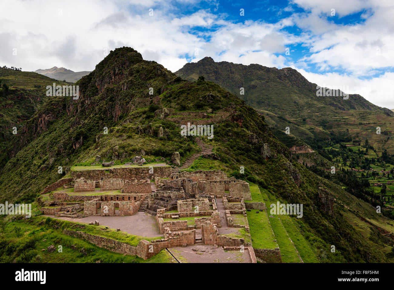 Vue sur les ruines Inca près de la ville de pisac dans la Vallée Sacrée, Pérou Banque D'Images