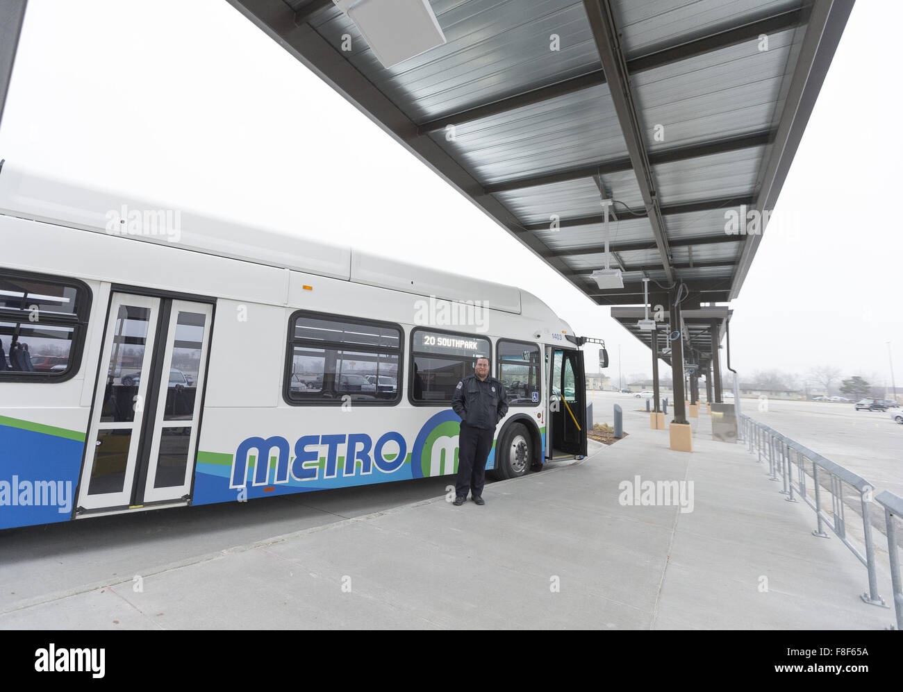 Moline, Iowa, États-Unis. 7 Décembre, 2015. Chauffeur de bus MetroLINK, Bradley Rogers, attend les coureurs lors de l'ouverture officielle de l'arrêt à Soupark Mega Southpark Mall à Moline. © Louis Brems/Quad-City Times/ZUMA/Alamy Fil Live News Banque D'Images