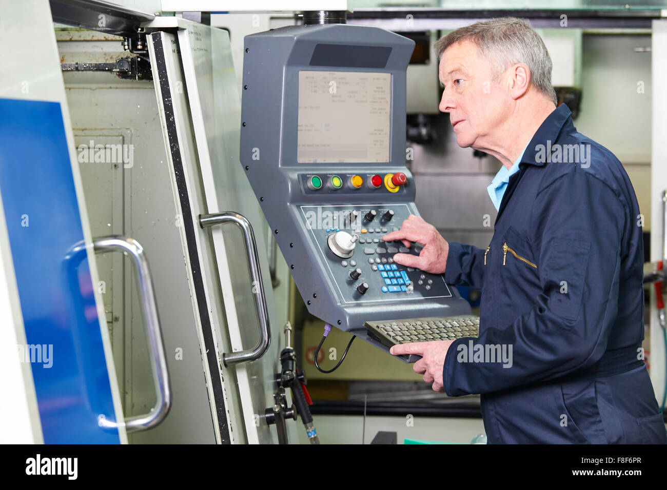 D'EXPLOITATION Ingénieur de machine de coupe contrôlée par ordinateur Banque D'Images