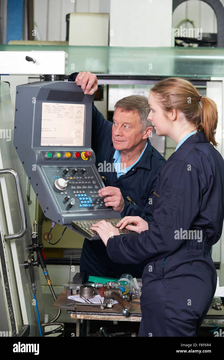 Apprenti ingénieur et l'utilisation de machine de découpe informatisé Banque D'Images