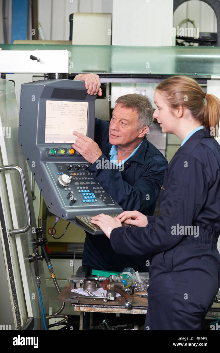Apprenti ingénieur et l'utilisation de machine de découpe informatisé Banque D'Images