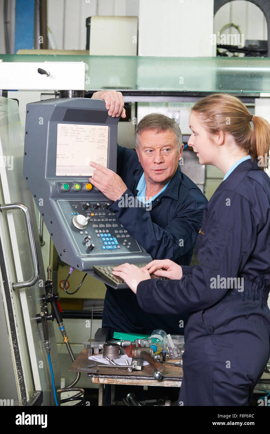 Apprenti ingénieur et l'utilisation de machine de découpe informatisé Banque D'Images