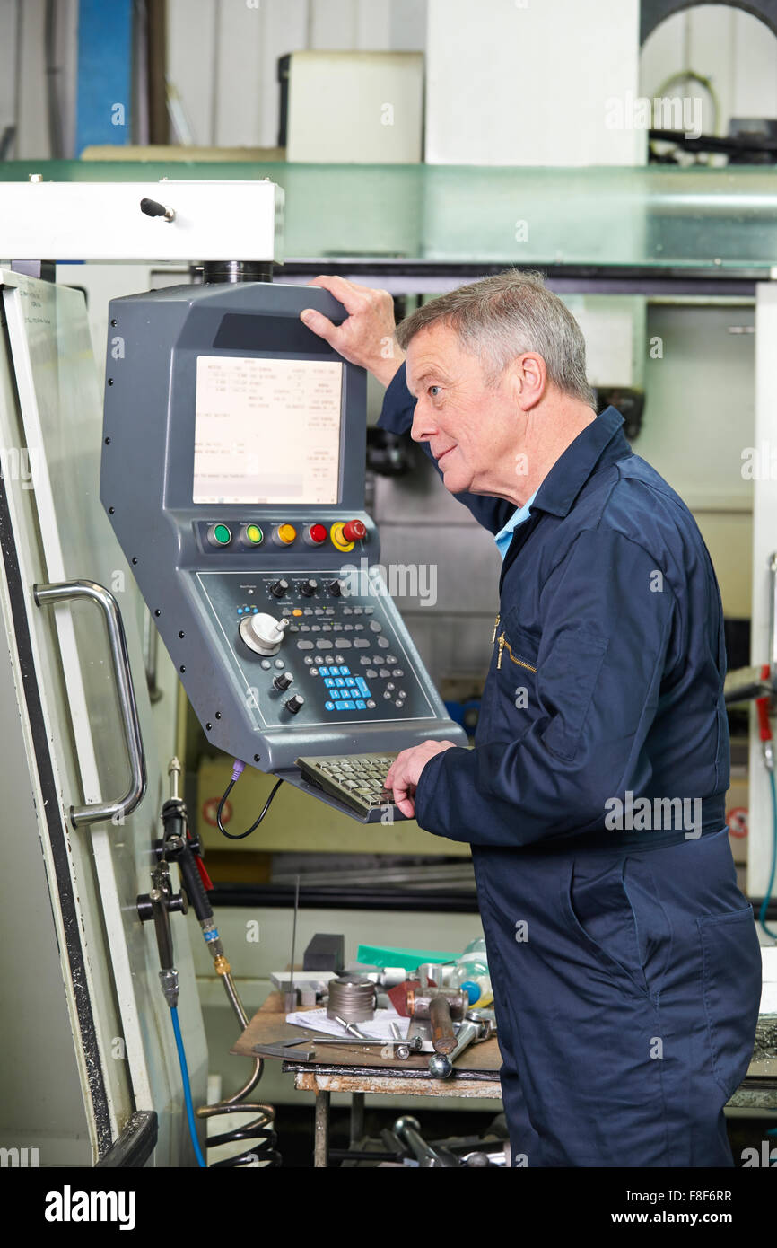 D'EXPLOITATION Ingénieur de machine de coupe contrôlée par ordinateur Banque D'Images