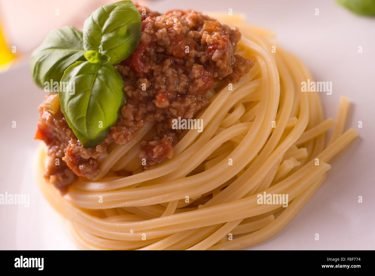 Spaghetti bolognaise italienne habillée avec sauce végétalienne Banque D'Images