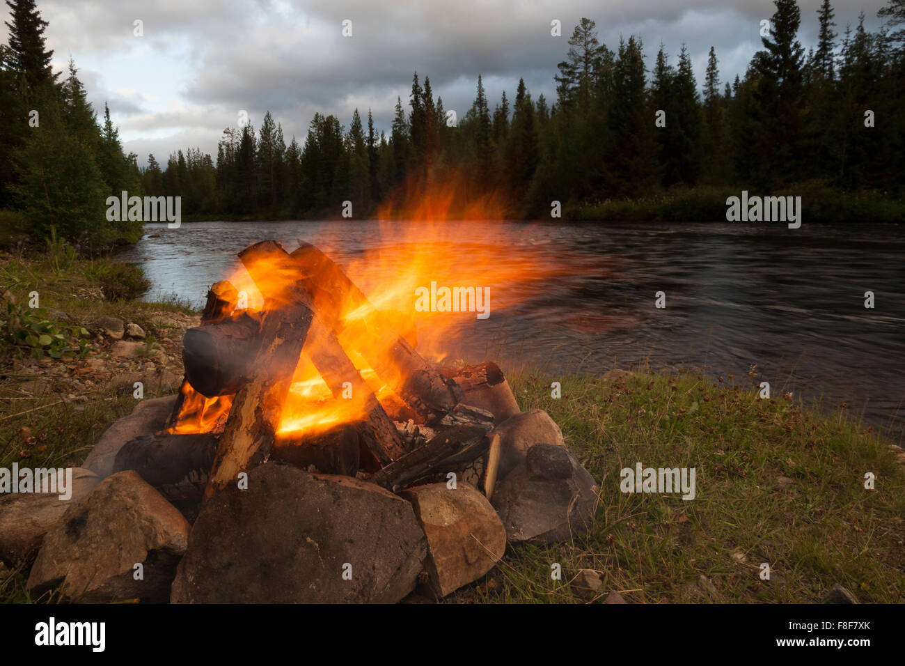 Feu, feu, feu de camp, camping, romantique, Lagerfeuer, Feuer, extérieur, Feuerstelle, Campen, Schweden Skandinavien, romantisch, Banque D'Images