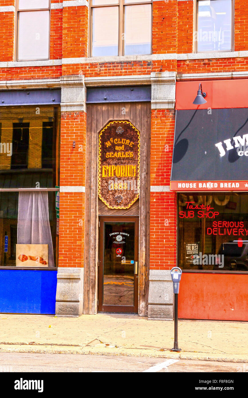 McClure & Searle's Emporium sur 5th Avenue South dans le quartier historique du centre-ville de St. Cloud Minnesota Banque D'Images